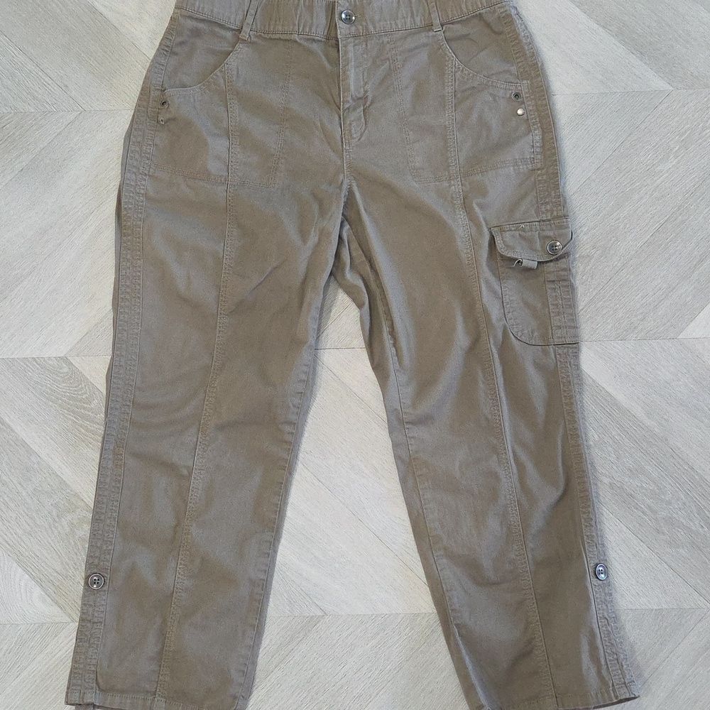 EST 1946 Beown cargo cotton-spandex capris. Front, leg, back pockets sz12